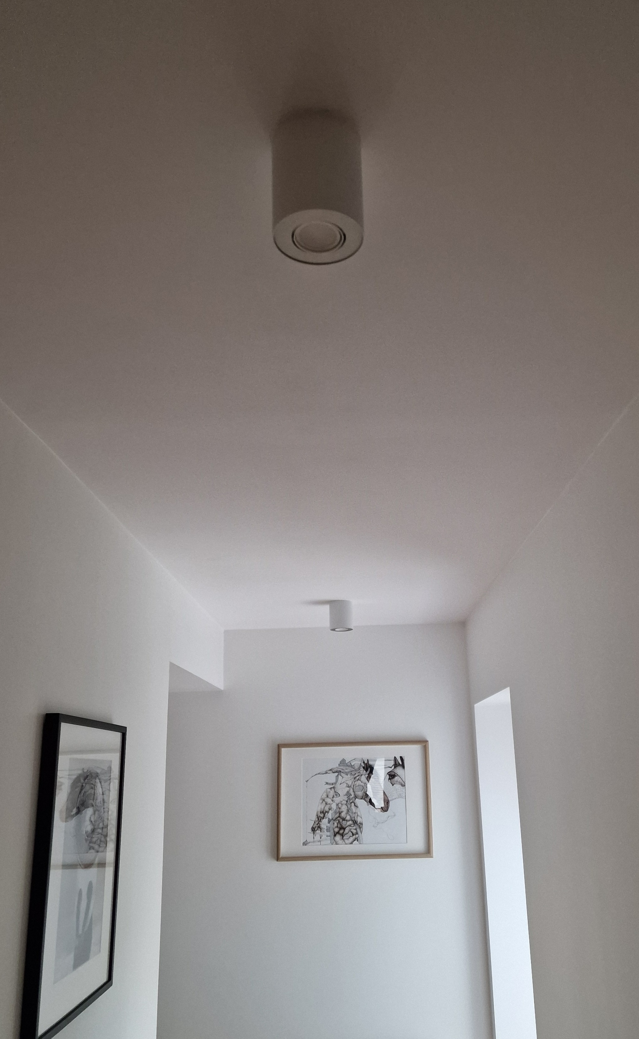 Reflektorek LED biały jako punktowe oświetlenie w salonie
