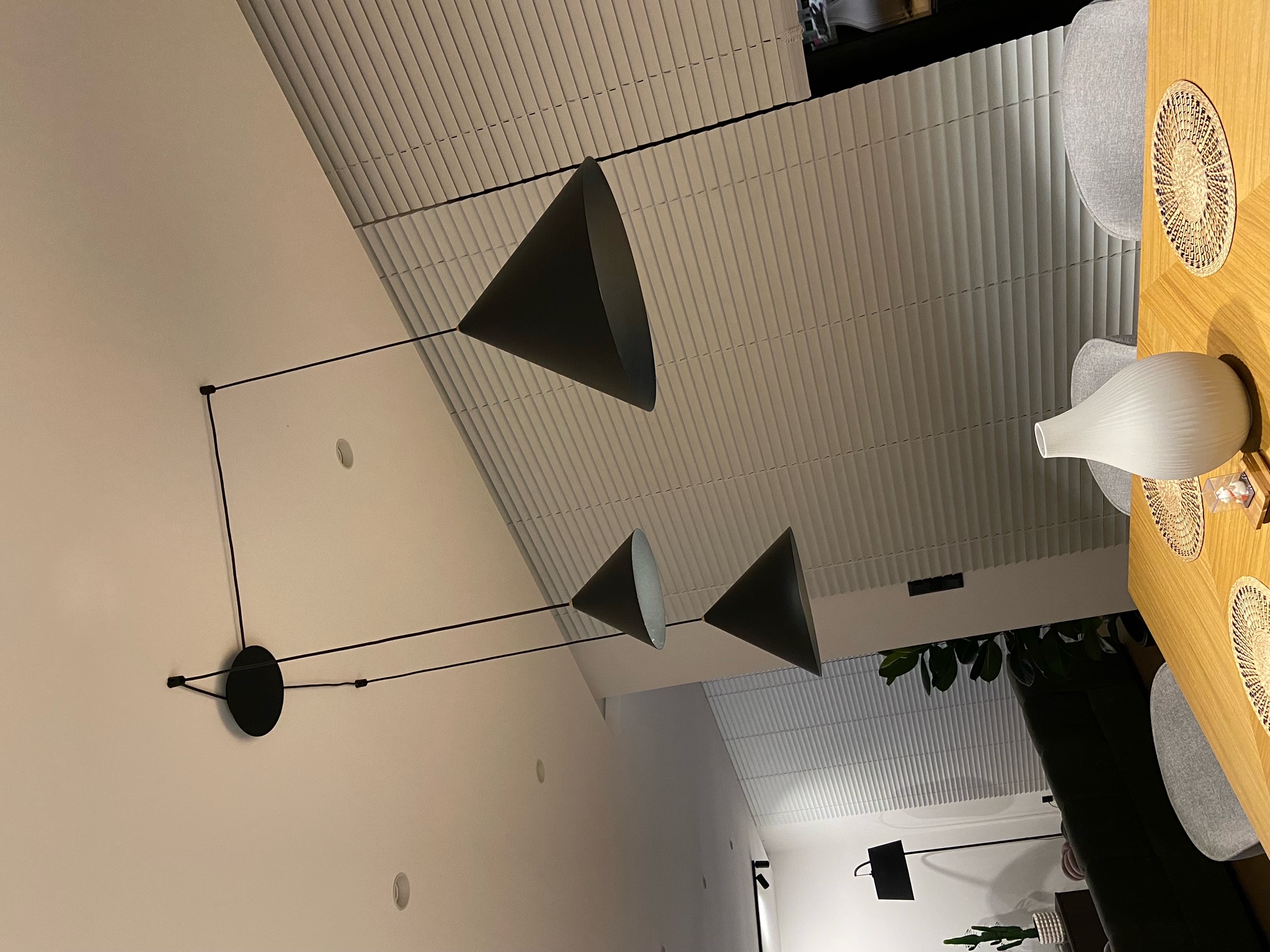 Industrialna lampa wisząca metalowa nad wyspą kuchenną