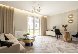 Złota lampa z mlecznymi kulami – eleganckie oświetlenie do salonu, które przyciąga uwagę