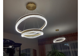 Nowoczesne oświetlenie glamour do salonu – jakie lampy wybrać do wnętrza w stylu glamour?